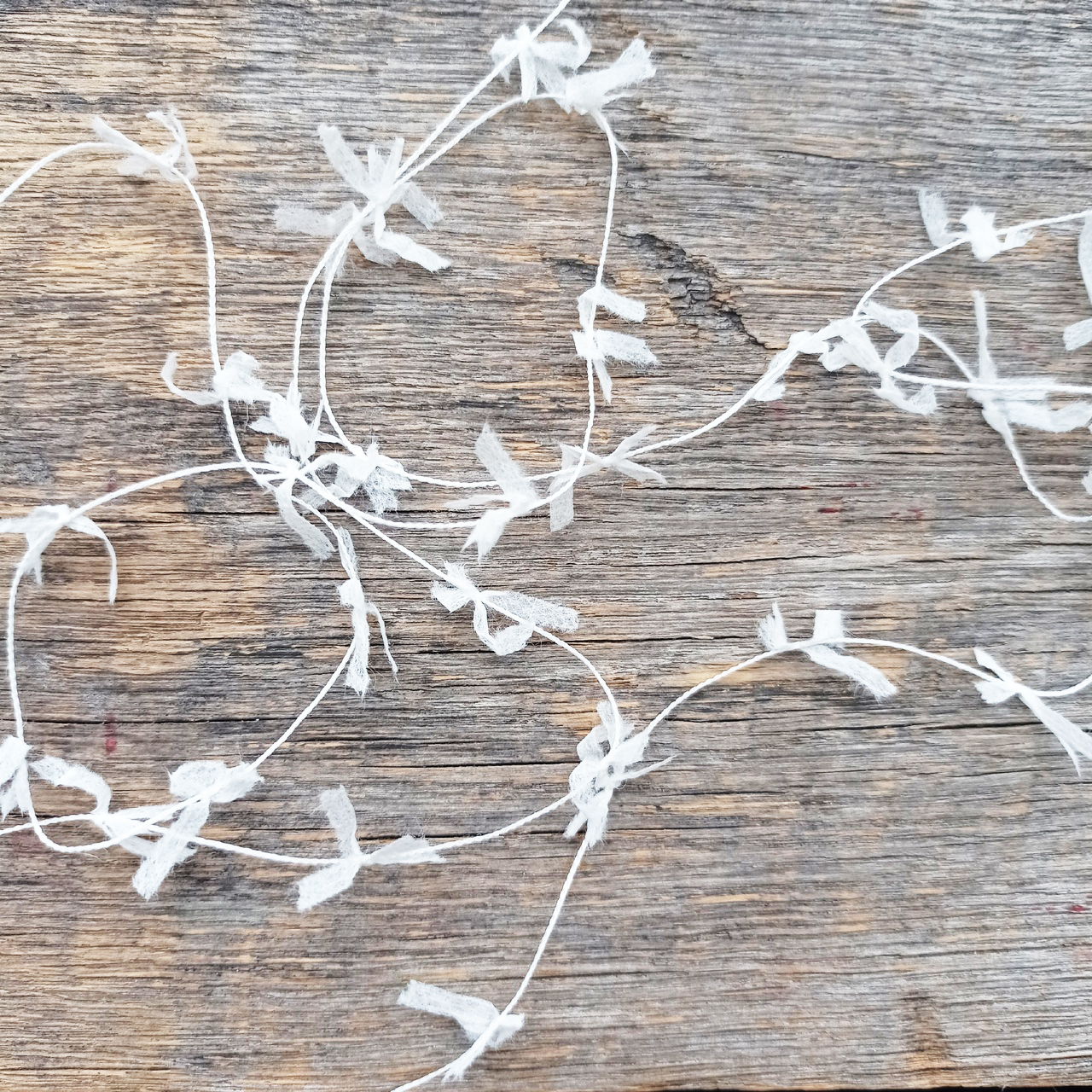 Шнур с бантиками белый