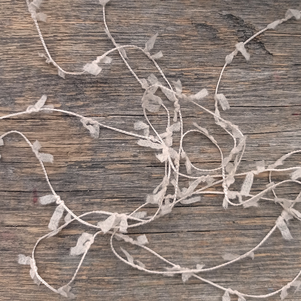 Шнур с бантиками бежевый