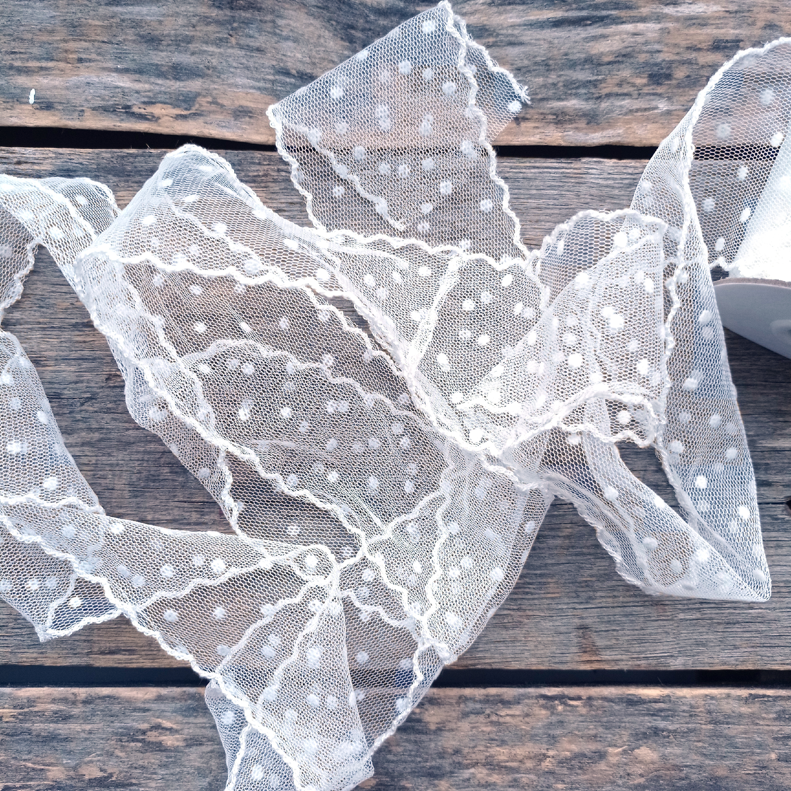 Лента 5,5 см Горошек на сетке