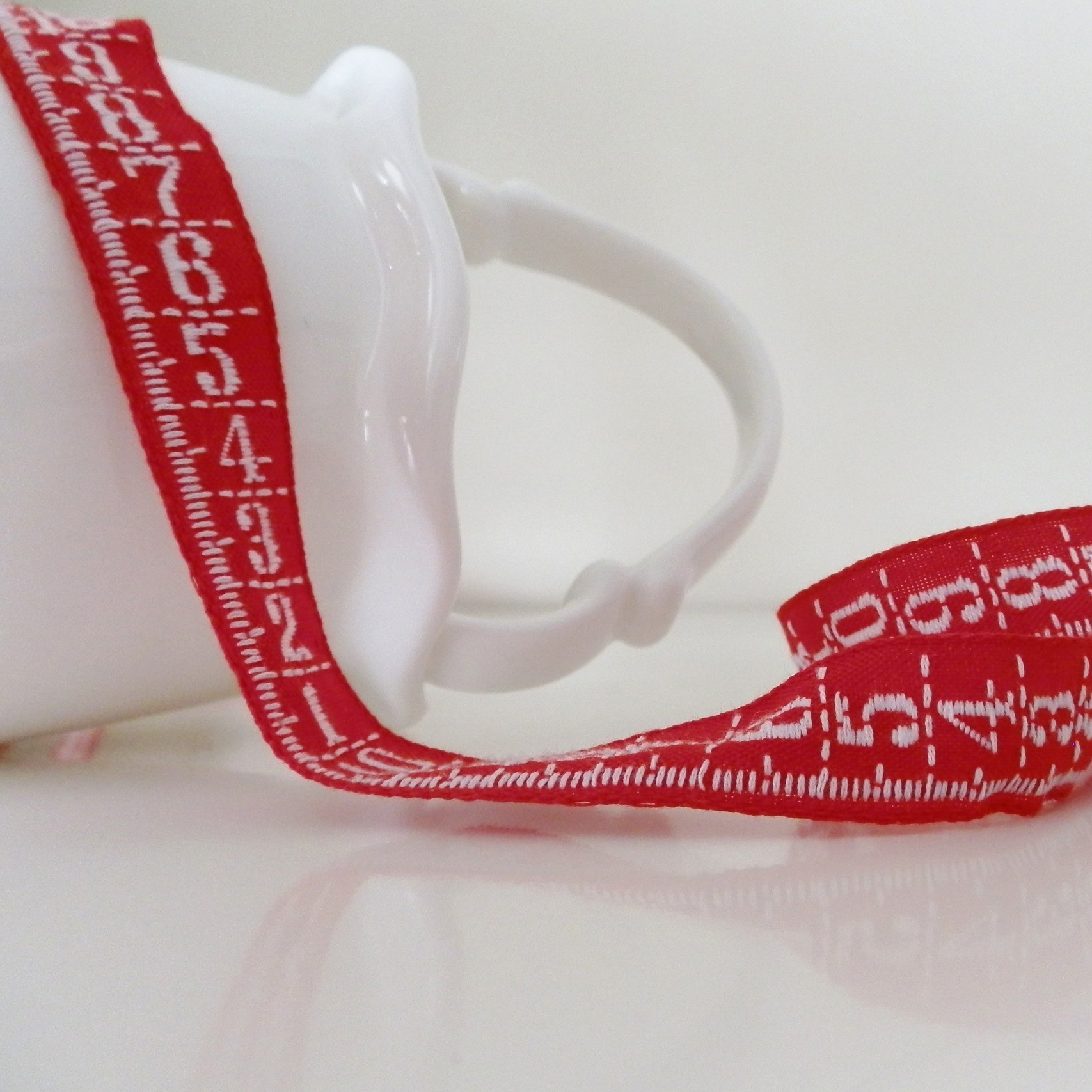Лента с вышивкой «Линейка сантиметровая» белая на красном