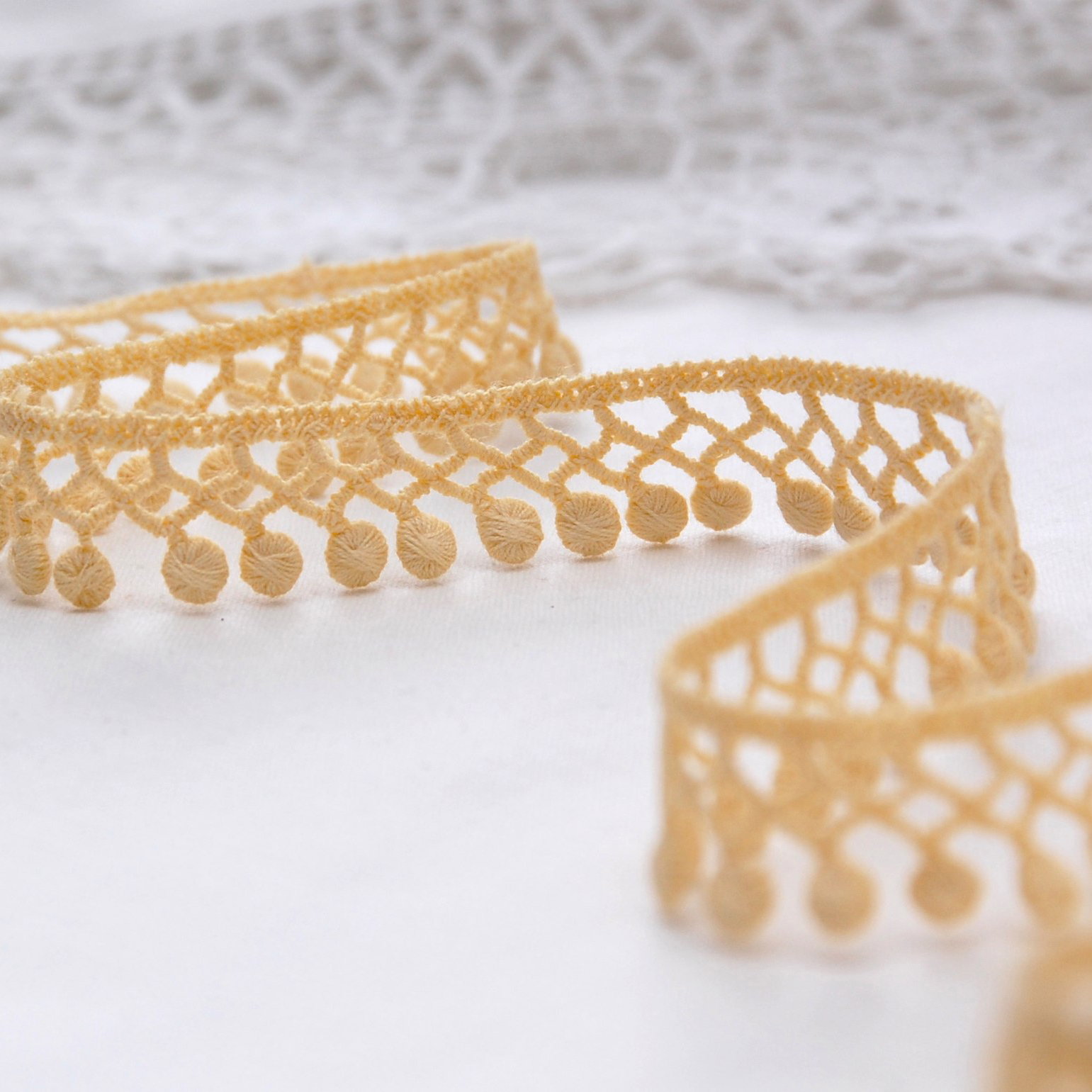 Кружево 1,5 см "Мелкие кружочки с ножками и сеткой" Нежный жёлтый