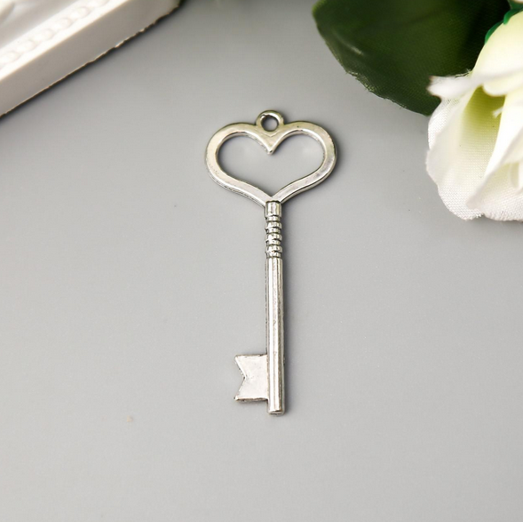 Подвеска металлическая "Ключ-сердце" цвет серебряный (140)