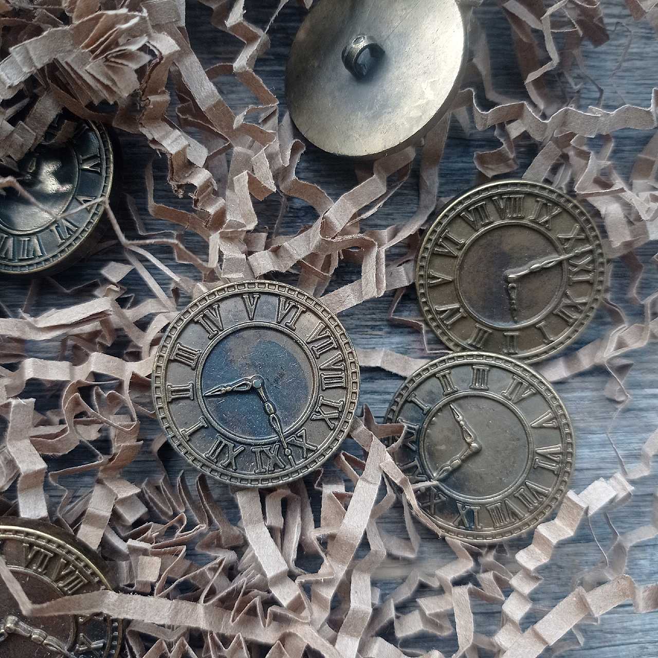 Декор из пластика под металл "Часы" (296)