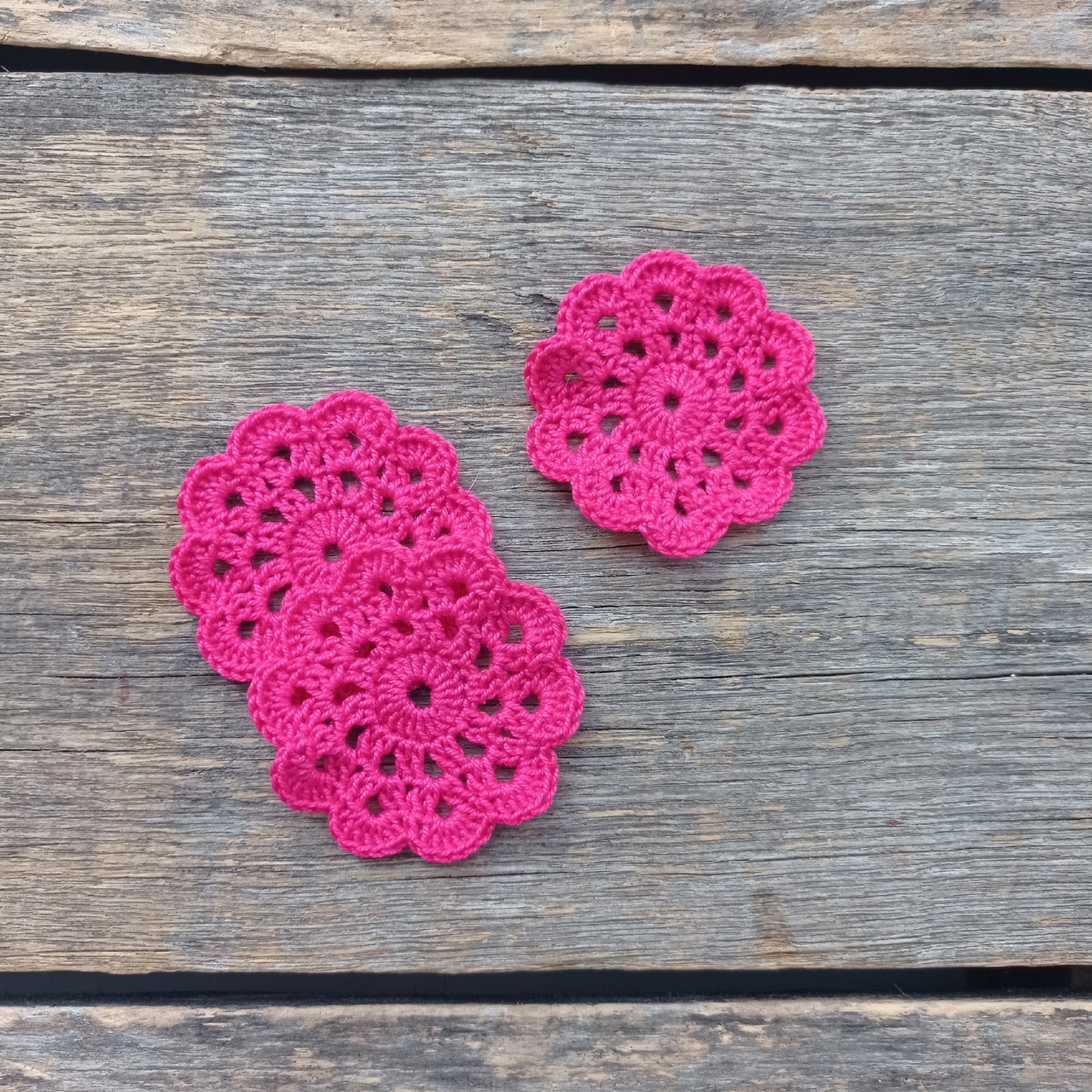 Салфетка ажурная ручной работы Фуксия 5 см