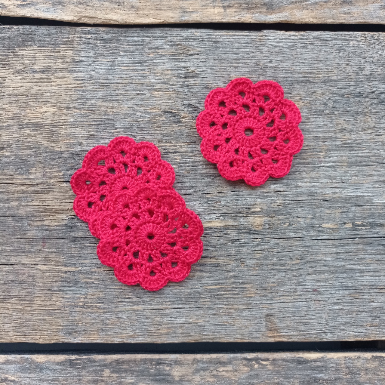 Салфетка ажурная ручной работы Красная 5 см