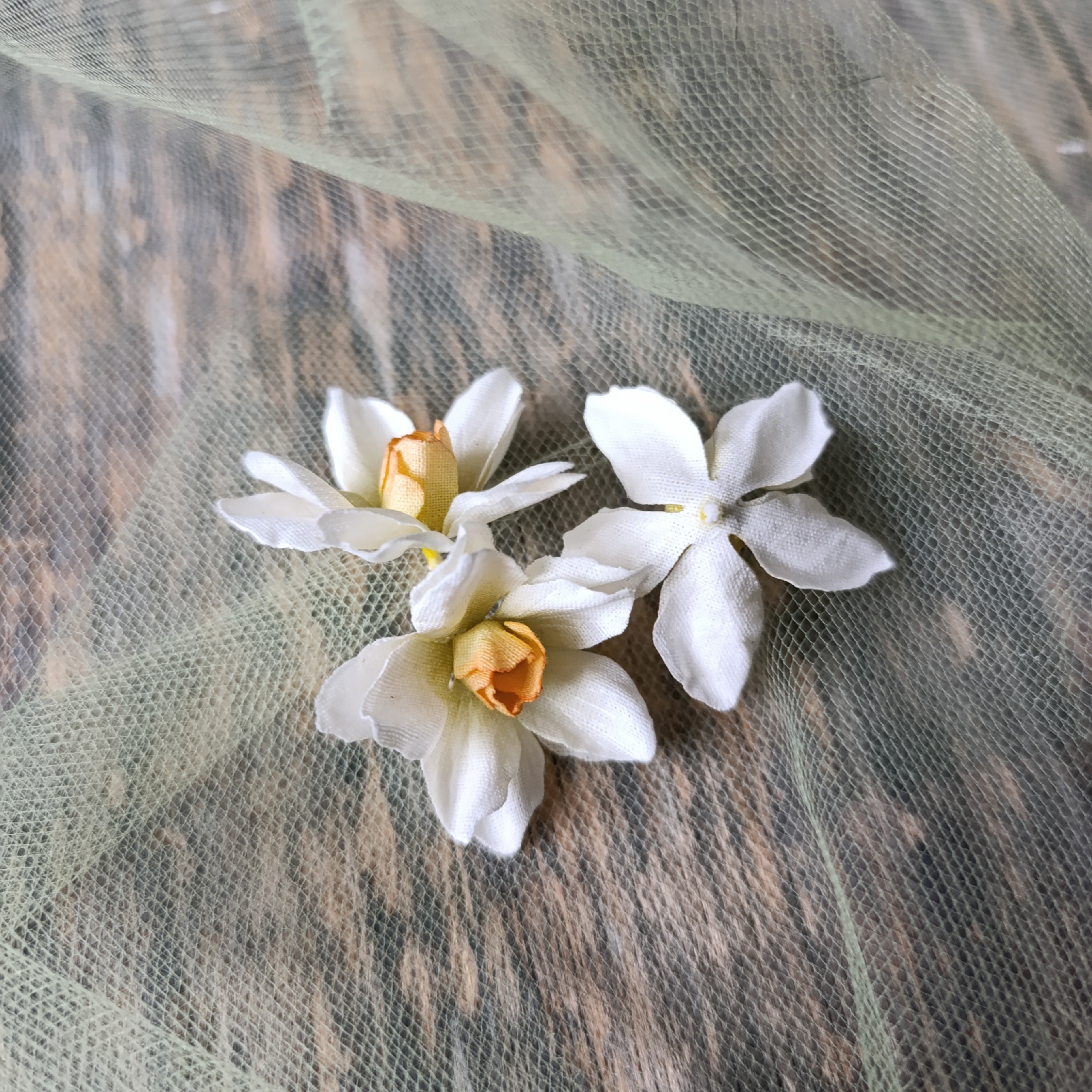 Нарцисс из ткани СРЕДНИЙ от Юли Черновой БЕЛЫЙ