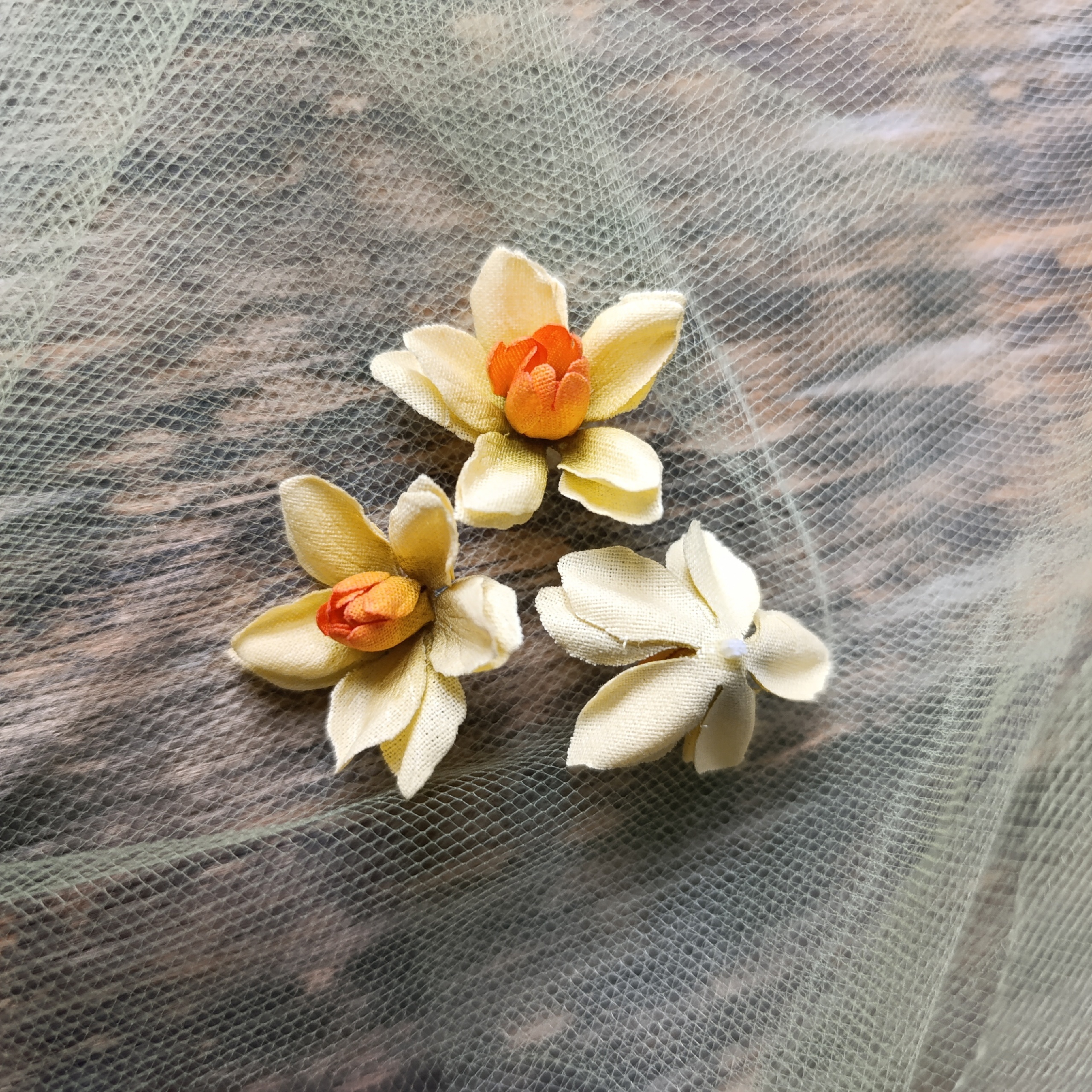 Нарцисс из ткани СРЕДНИЙ от Юли Черновой ЖЁЛТЫЙ