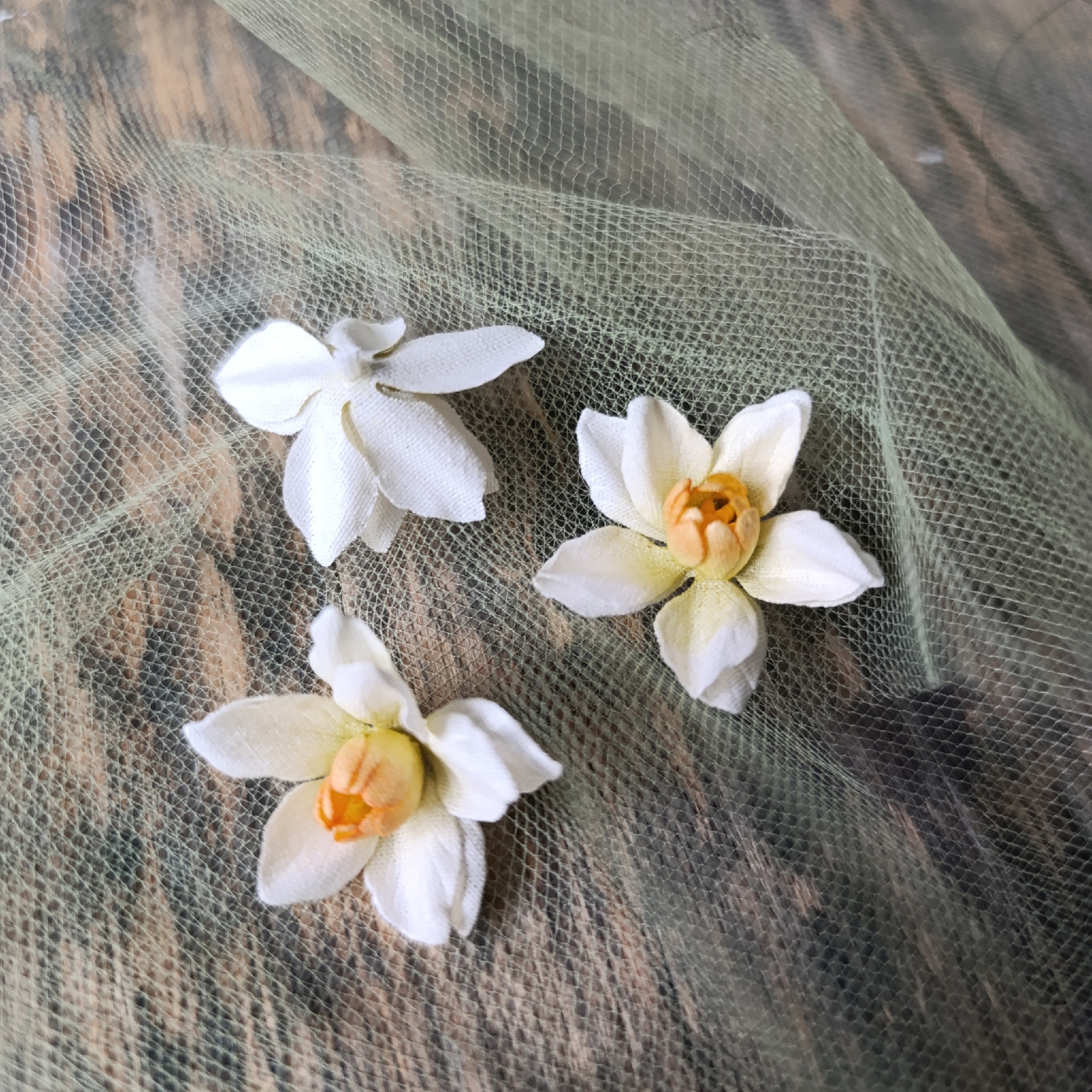 Нарцисс из ткани КРУПНЫЙ от Юли Черновой БЕЛЫЙ