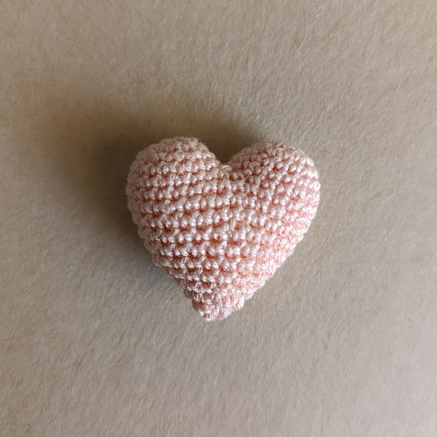 Вязаное сердечко объёмное Персик