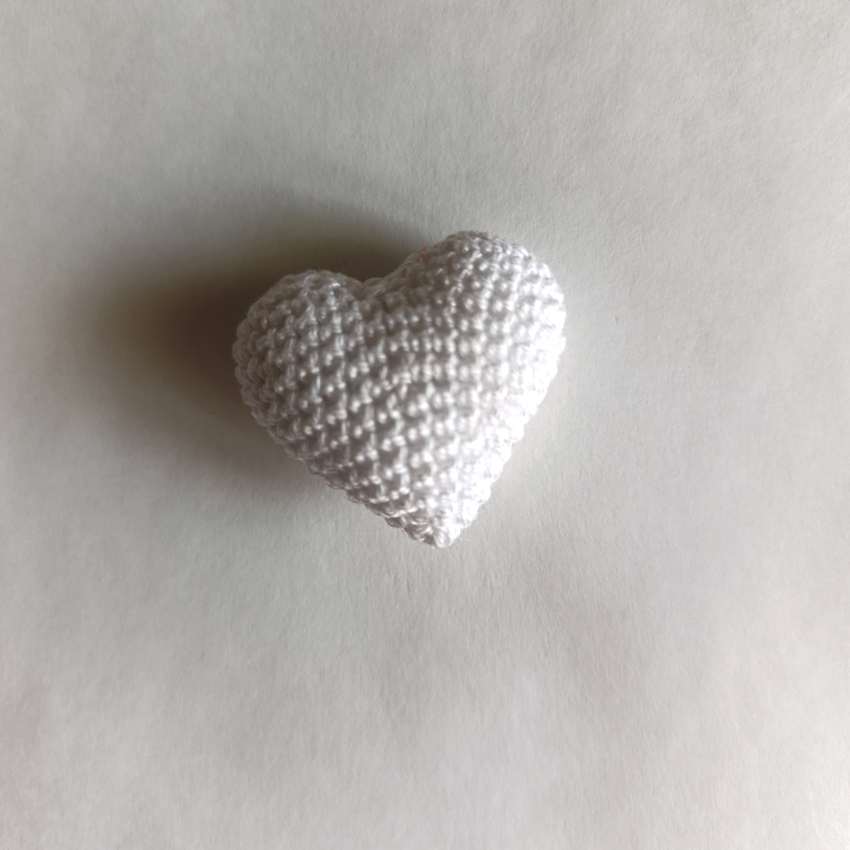 Вязаное сердечко объёмное Беленькое 3см
