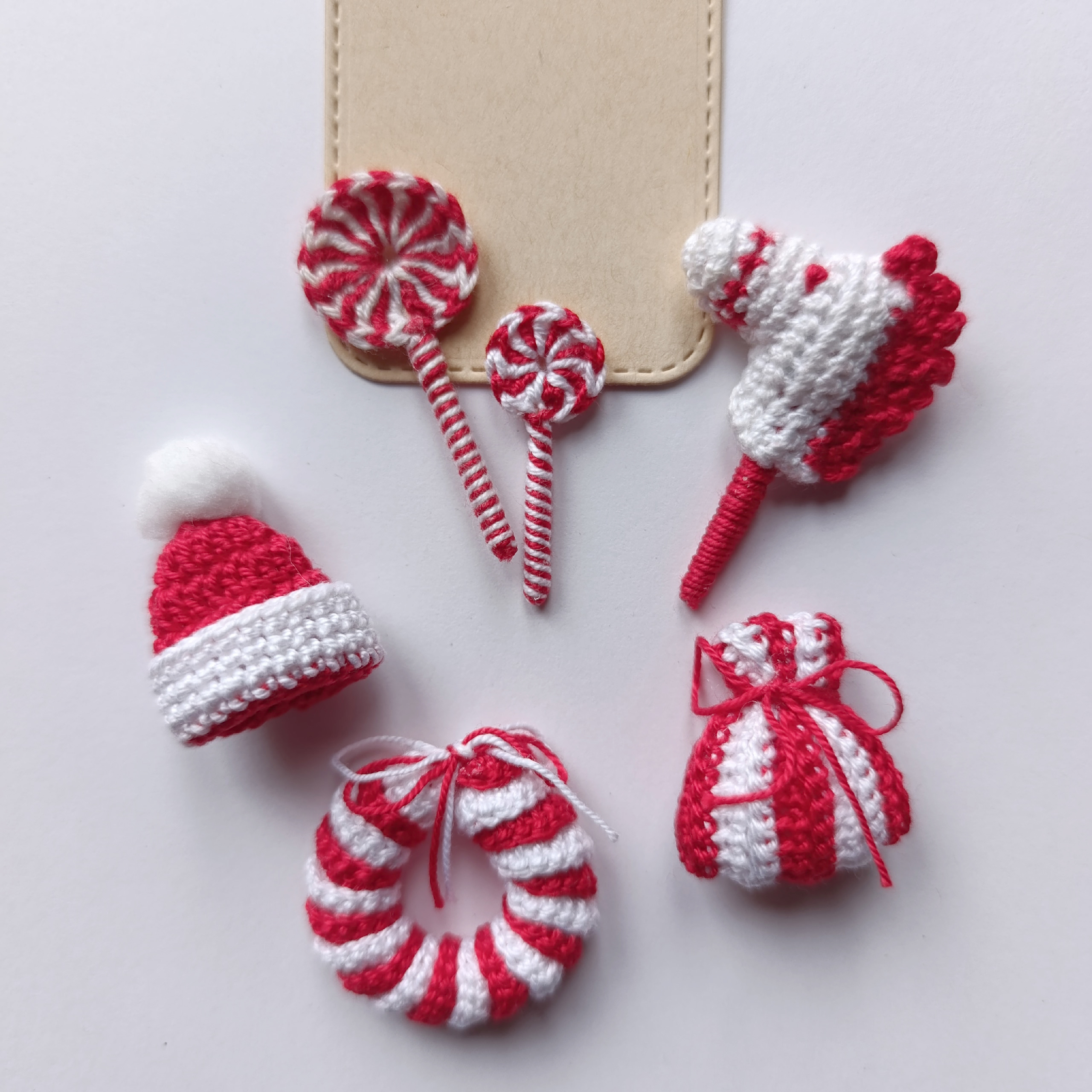 Набор вязаного декора "Праздник к нам приходит" Красный с белым