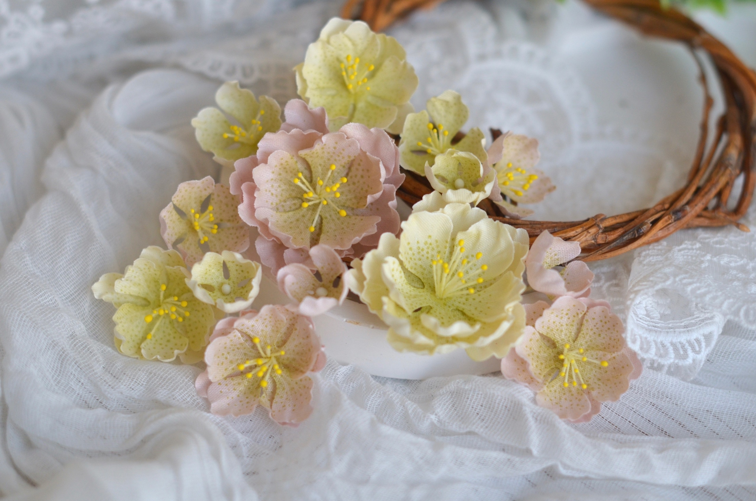 Цветы из ткани от Оли Починковой "Лёгкость и радость"