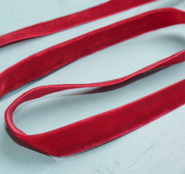Лента бархатная 12 мм. Цвет красный.