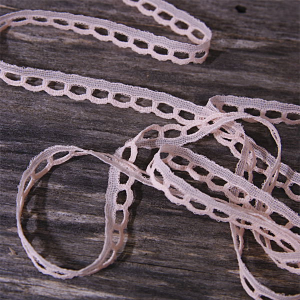 Кружево нейлоновое "Чешуйки"8 мм, цвет нежный персик (№24)