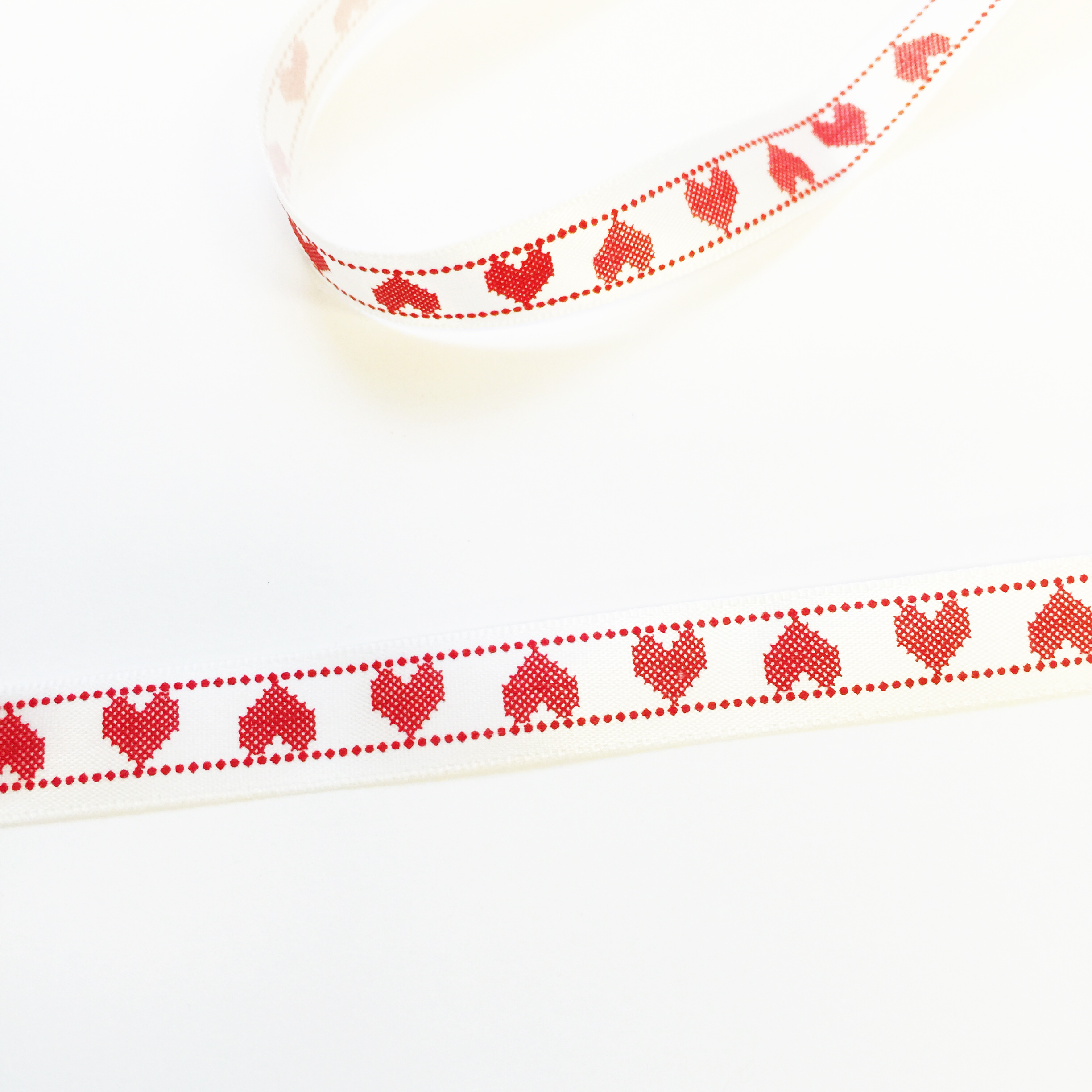 Лента атласная красные сердца, 12мм