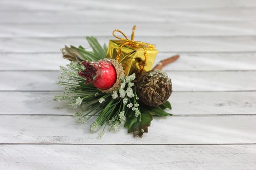 Веточка Hobby&You зимняя с подарочком