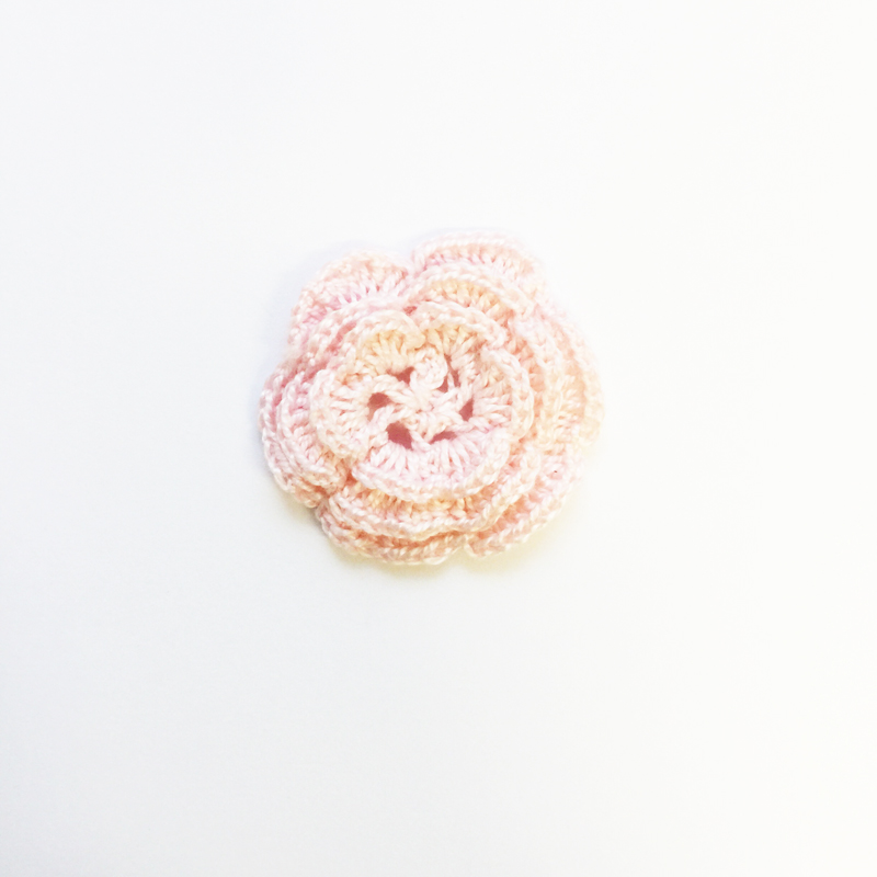 Цветочек ручной работы вязаный, цвет розовый